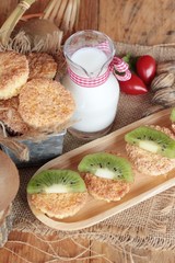 Kiwi cake with fresh milk is delicious.