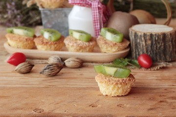 Kiwi cake with fresh milk is delicious.