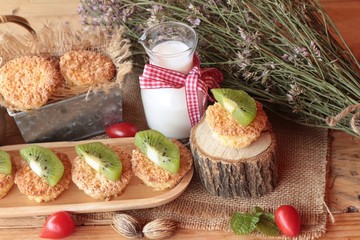 Kiwi cake with fresh milk is delicious.