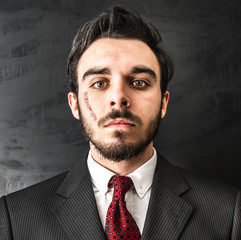 volto con cicatrice di ragazzo con barba vestito elegante