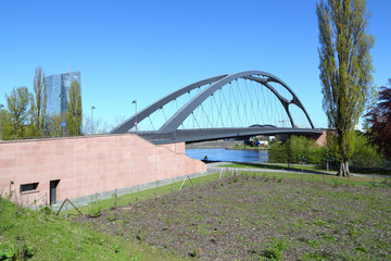 Osthafenbrücke in Frankfurt am Main, links die EZB (April 2016) 