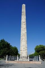 Obraz premium Serpentine Column and Walled Obelisk in blue mosque sguare, Istanbul Turkey