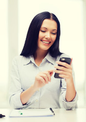 Obraz na płótnie Canvas smiling businesswoman or student with smartphone