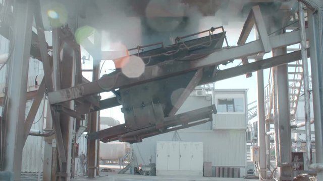 asphalt is poured into the trolley in modern asphalt plant