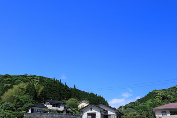 Fototapeta na wymiar 青空と田舎の住宅の風景
