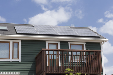 住宅　新築住宅　イメージ　ソーラーパネル付　青空　北米調外観　屋根2面設置例