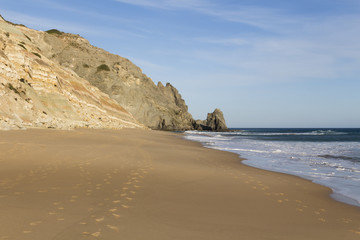 Fototapeta na wymiar Sandstrand von Luz nahe der Hafenstadt Lagor in Portugal