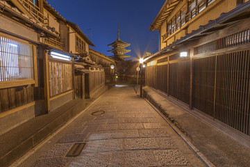 Fototapeta na wymiar Old street and Yasaka pagoda in Kyoto, Japan
