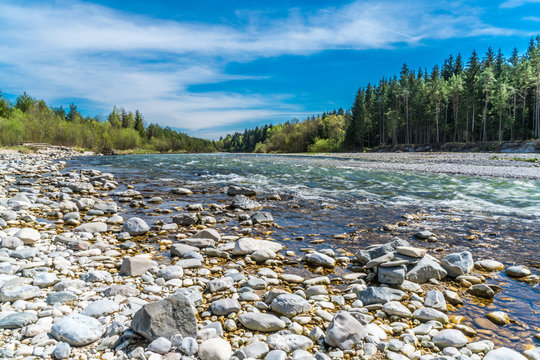 Rauschende Isar mit Kieselsteinen in Bayern mit Langzeitbelichtung aufgenommen