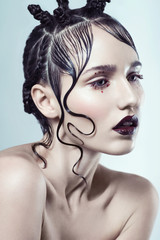 Obrazy na Szkle  Młoda kobieta z abstrakcyjną fryzurą i ciemnym makijażem