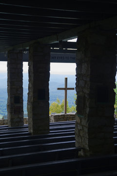 offene Kapelle in den Bergen