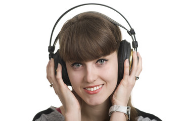 Kobieta ze słuchawkami słucha muzyki - obrazy, fototapety, plakaty