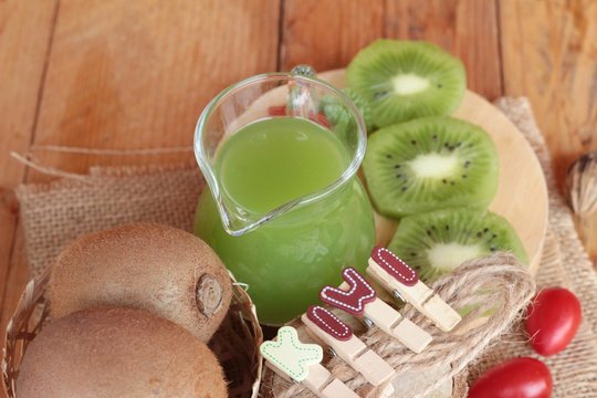 Kiwi juice and fresh kiwi is delicious.