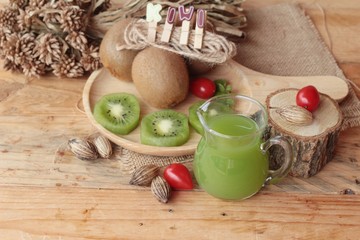 Kiwi juice and fresh kiwi is delicious.
