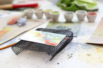 Ręcznie zdobione kafelki ceramiczne.