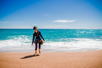Femme, Plage, soleil et mer bleue