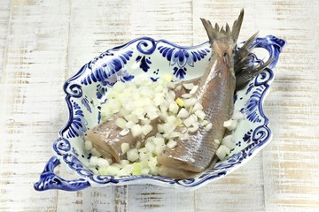 Matjesheringe in Delfter Schale auf Holztisch