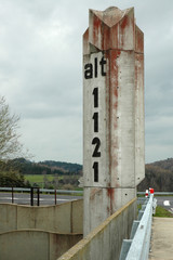 Fototapeta premium Borne marquant l'altitude au col des Issartets, 1121 mètres, sur l'autoroute gratuite, A75, près de Marvejols en Lozère, au sommet du col des Issartets, col autoroutier le plus haut d'Europe.