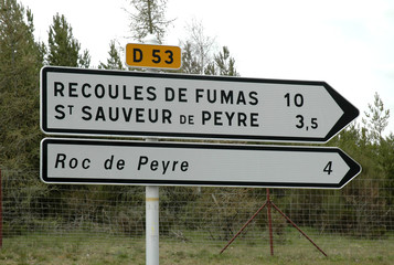 Obraz premium Panneaux de direction en Lozère - Gévaudan : saint sauveur de peyre