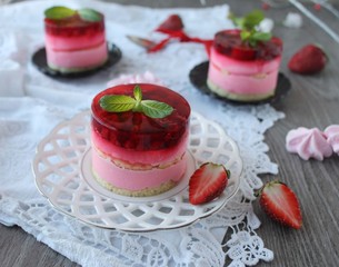 Strawberry cake with berry jelly