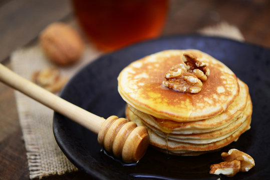 Pancakes mit Honig und Nüssen