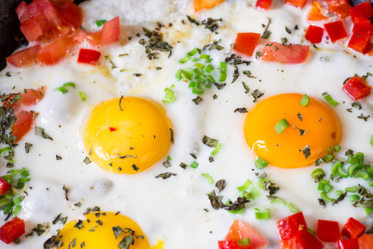 Fried egg, pepper, onion and herbs