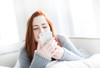 junge frau am smartphone
