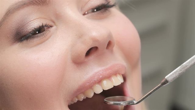 Dentist examines incisors of patient