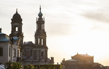 Fototapeta premium Katholische Hofkirche St, Trinitatis in Dresden im Gegenlicht