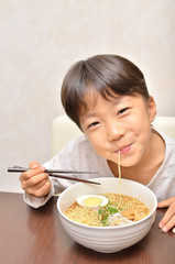 ラーメンを美味しそうに食べる女の子