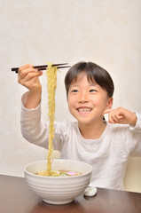 ラーメンを美味しそうに食べる女の子