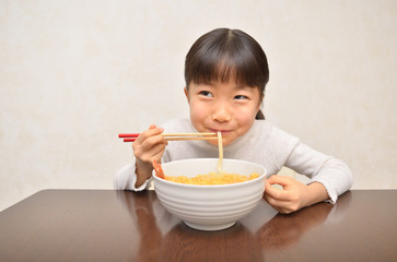 天ぷらうどんを美味しそうに食べる女の子