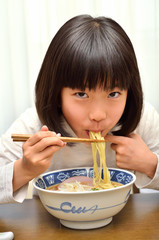 ラーメンを美味しそうに食べる女の子