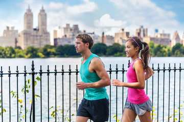 Courir des coureurs de couple faisant du jogging dans Central Park, New York, vivant un mode de vie sain et sain. Les gens qui courent l& 39 entraînement d& 39 été pour le marathon à Manhattan, New York. Modèle féminin asiatique et athlète masculin de rac