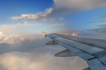 Obraz premium Looking out the window of a plane