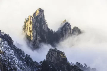 Küchenrückwand glas motiv Huang Shan Schöne Aussicht auf den Berg Huanshan im Nebel.
