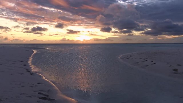 Живописный закат на одном из необитаемых островов Мальдивского архипелага.