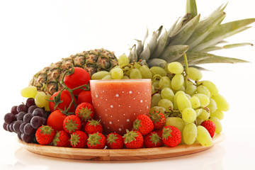 新鮮な果物とジュース