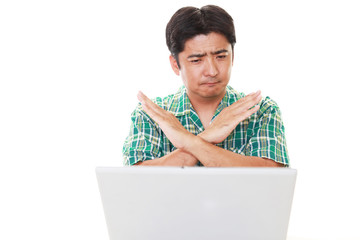 禁止の意思表示をする男性