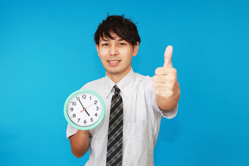 時計を持つ笑顔のビジネスマン