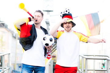 fußballfans jubeln begeistert für ihre mannschaft