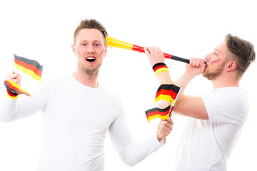 männer feiern gemeinsam einen fußballsieg für deutschland