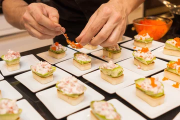 Tischdecke Cook legte Kaviar auf köstliche Gourmet-Canape-Vorspeisen © johnqsbf