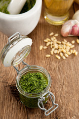 Bärlauchpesto im Glas auf einem Holztisch