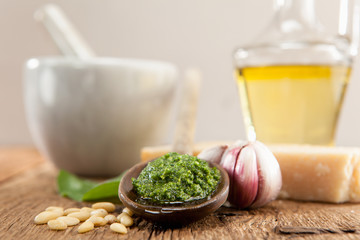 Hausgemachtes Pesto aus Bärlauch mit allen Zutaten