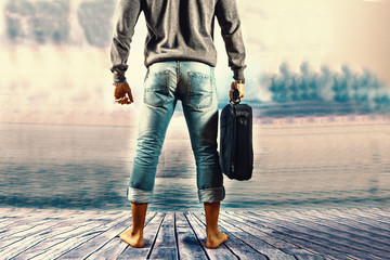 uomo con borsa da lavoro che sogna il mare