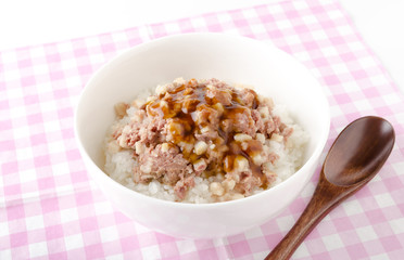 コンビーフハッシュ丼甘辛醤油ダレ