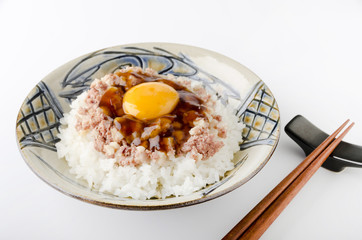 コンビーフハッシュライス甘辛醤油ダレ月見アップ