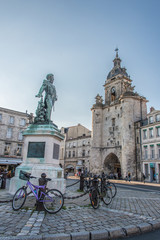 Naklejka premium Statue Duperré et Grosse Horloge de La Rochelle, France 