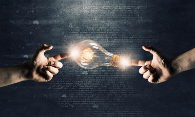 Obraz na płótnie Canvas Hand pointing light bulb